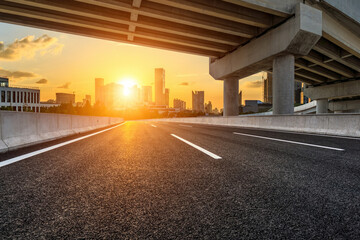 如何将笔记本电脑显示应用到另一台显示器